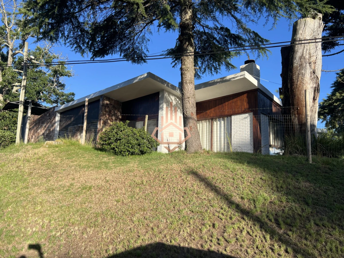 Amplia casa en Cantegril, Punta del Este. 509m2 construidos y 2000 de terreno.