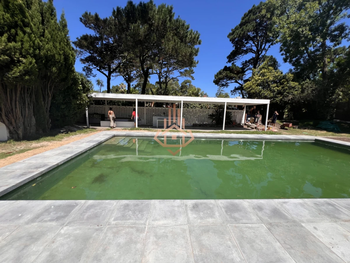 Amplia casa en Cantegril, Punta del Este. 509m2 construidos y 2000 de terreno.