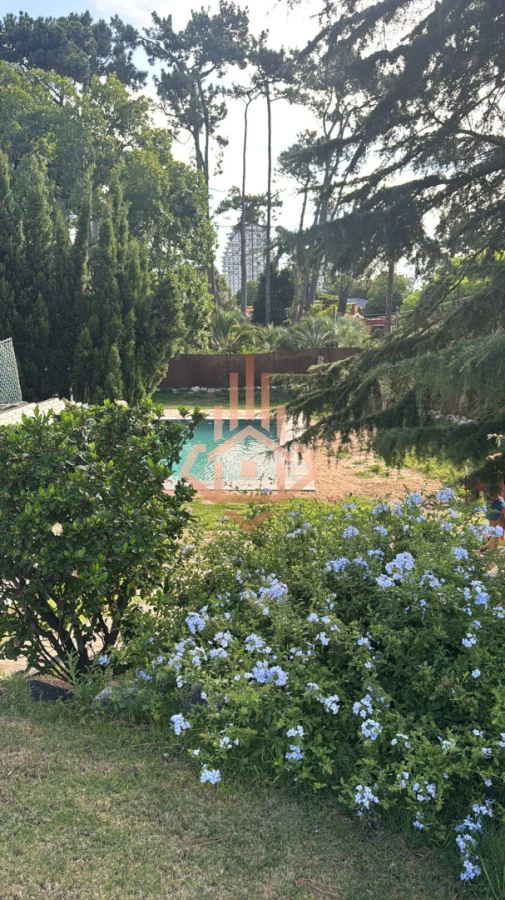 Amplia casa en Cantegril, Punta del Este. 509m2 construidos y 2000 de terreno.