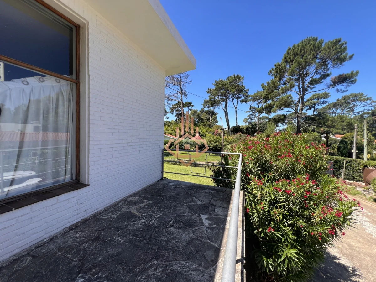 Amplia casa en Cantegril, Punta del Este. 509m2 construidos y 2000 de terreno.