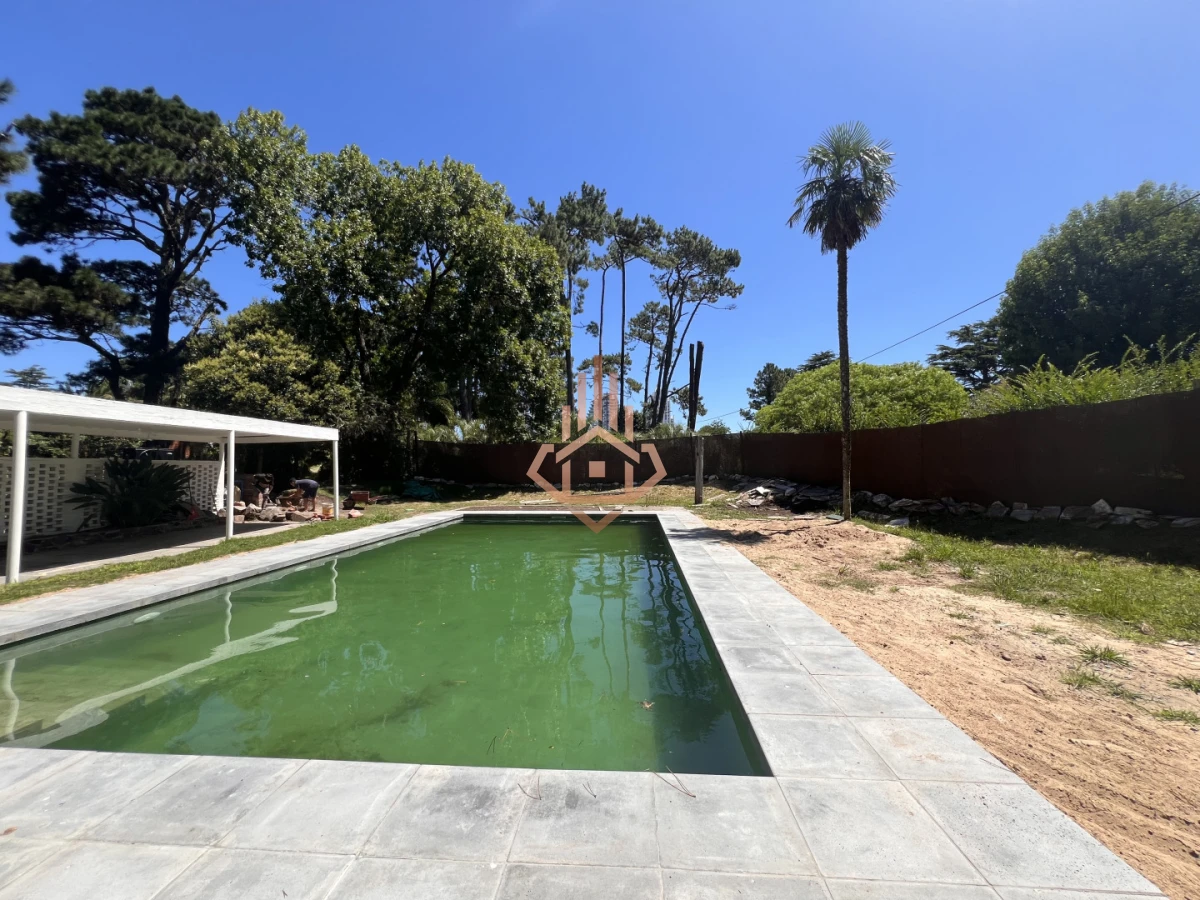 Amplia casa en Cantegril, Punta del Este. 509m2 construidos y 2000 de terreno.