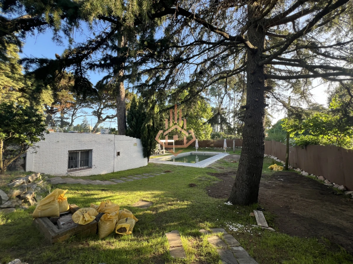 Amplia casa en Cantegril, Punta del Este. 509m2 construidos y 2000 de terreno.