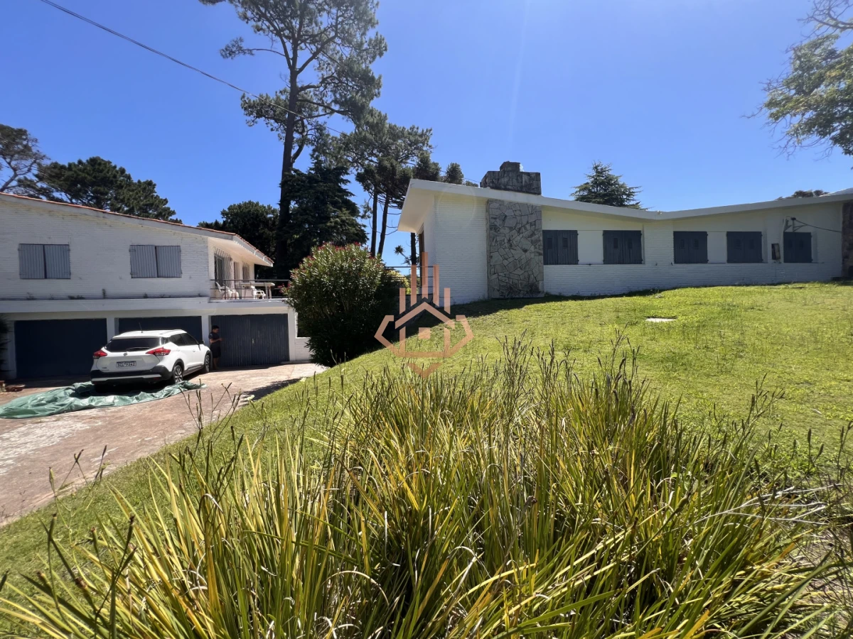 Amplia casa en Cantegril, Punta del Este. 509m2 construidos y 2000 de terreno.