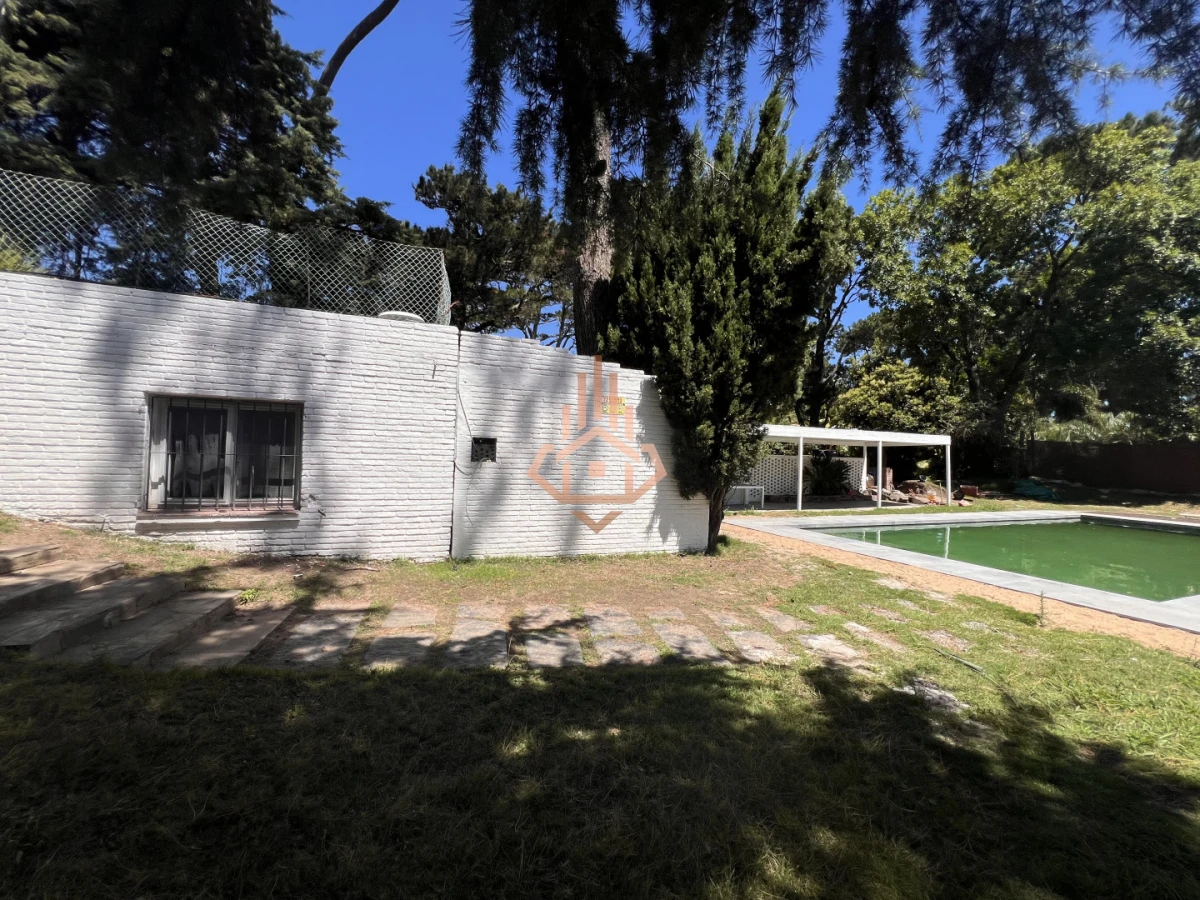 Amplia casa en Cantegril, Punta del Este. 509m2 construidos y 2000 de terreno.