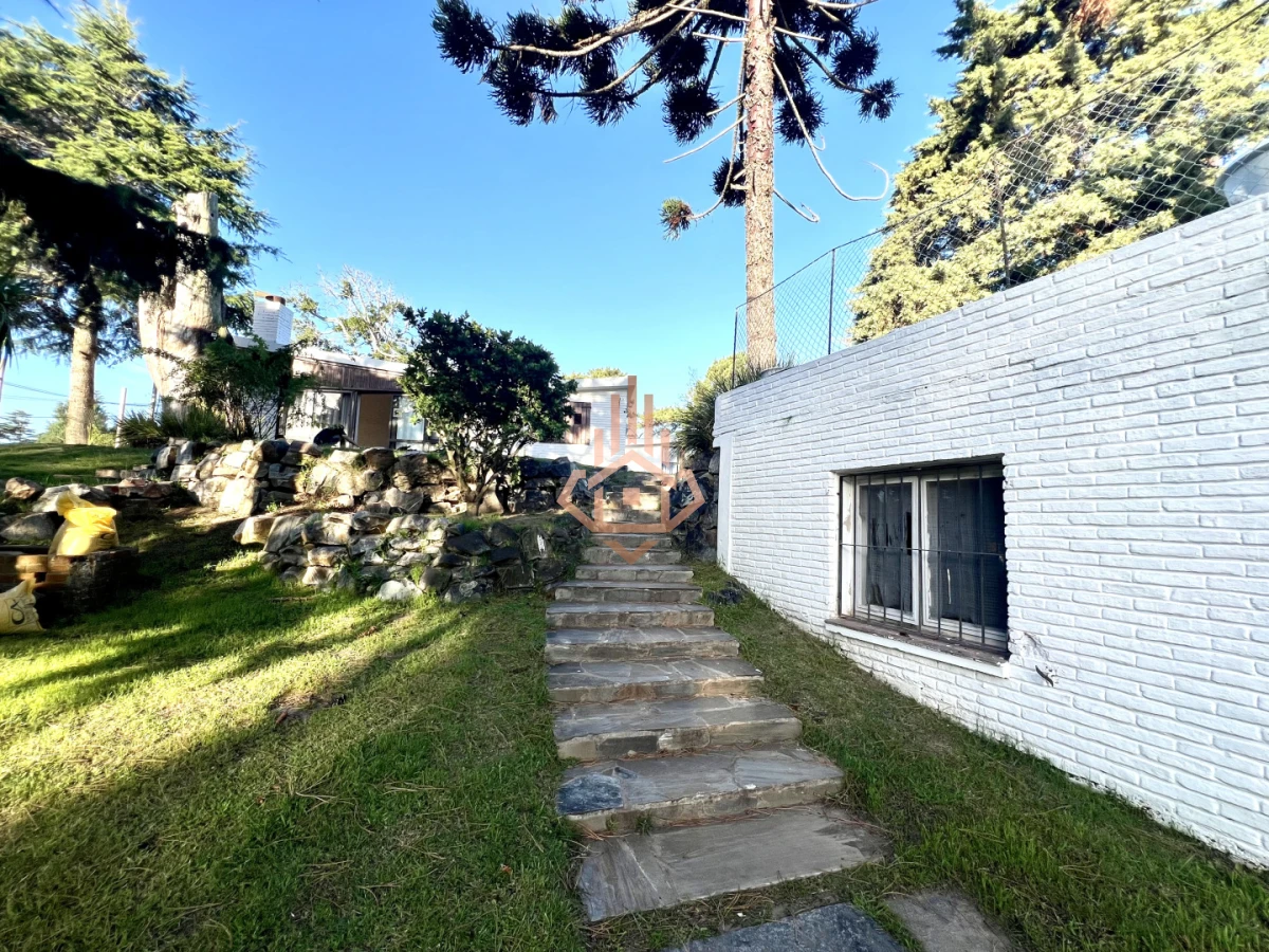 Amplia casa en Cantegril, Punta del Este. 509m2 construidos y 2000 de terreno.