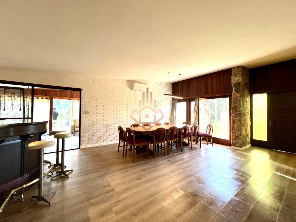 Amplia casa en Cantegril, Punta del Este. 509m2 construidos y 2000 de terreno.