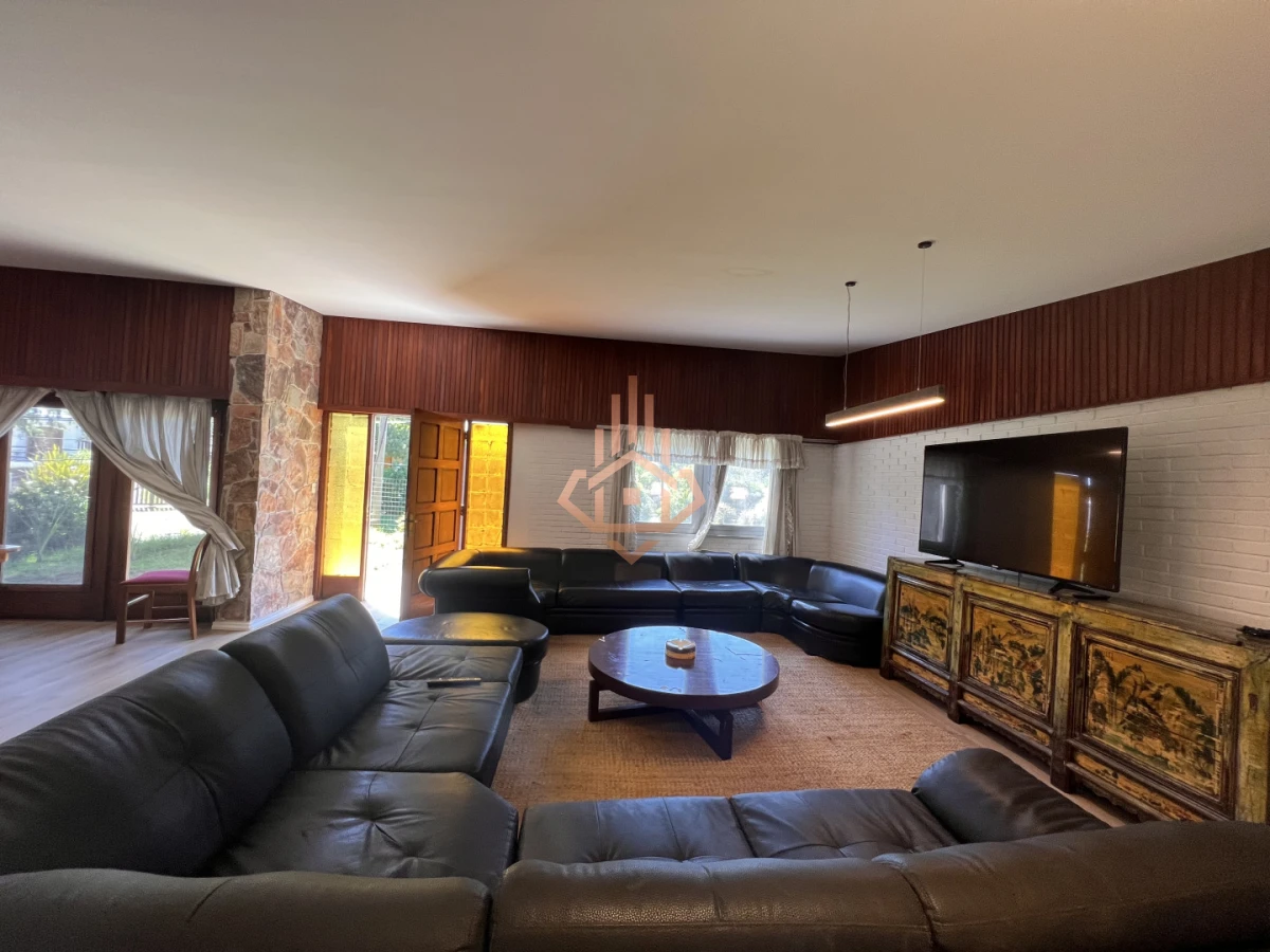 Amplia casa en Cantegril, Punta del Este. 509m2 construidos y 2000 de terreno.