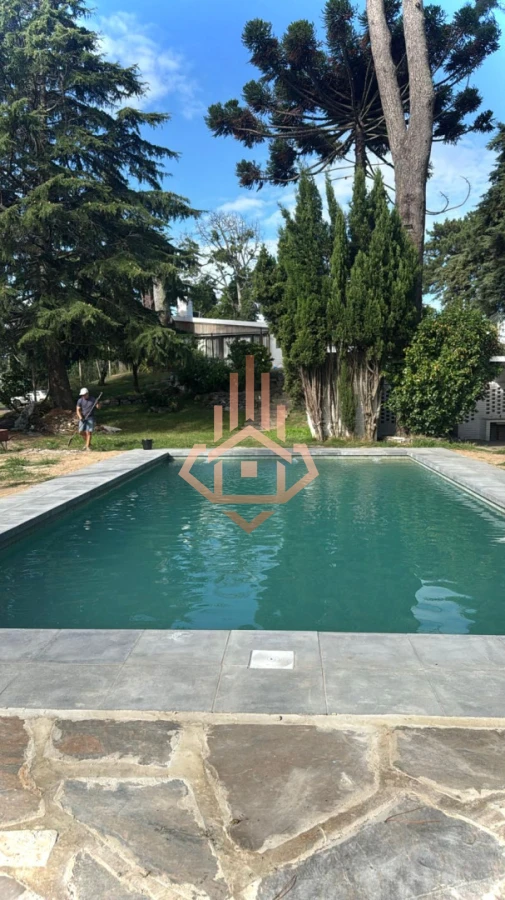 Amplia casa en Cantegril, Punta del Este. 509m2 construidos y 2000 de terreno.