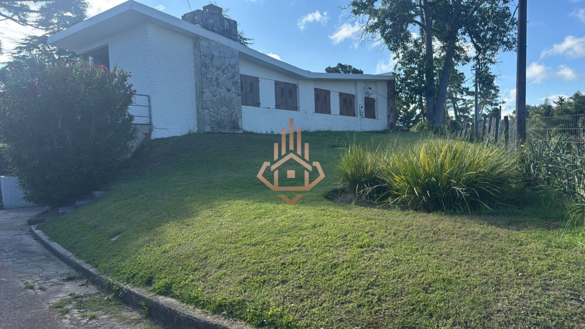 Amplia casa en Cantegril, Punta del Este. 509m2 construidos y 2000 de terreno.