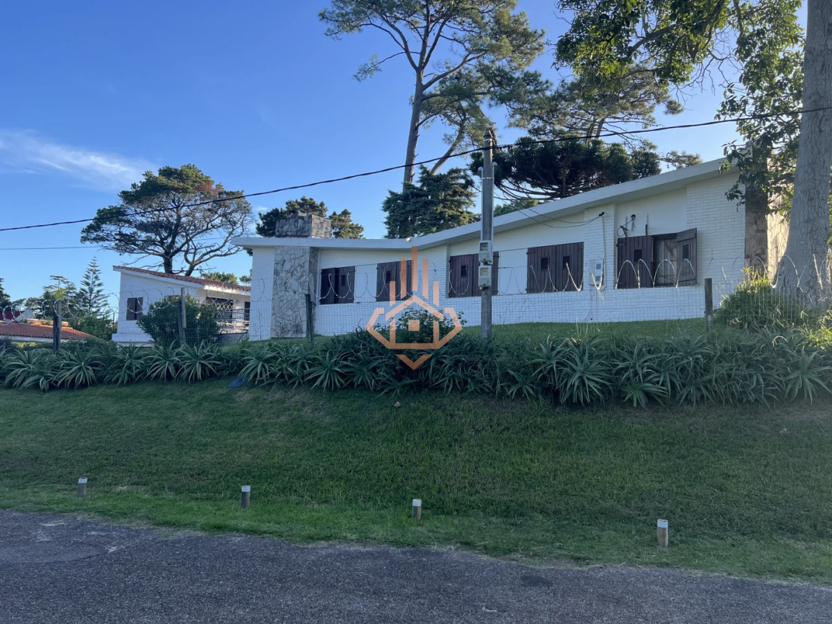 Amplia casa en Cantegril, Punta del Este. 509m2 construidos y 2000 de terreno.