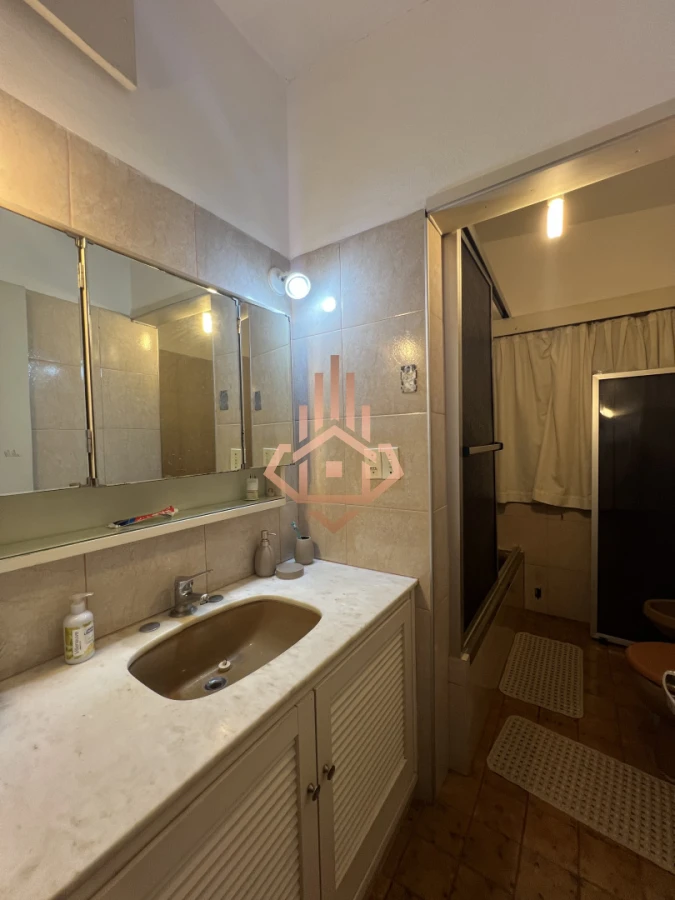 Amplia casa en Cantegril, Punta del Este. 509m2 construidos y 2000 de terreno.