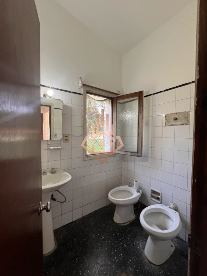 Amplia casa en Cantegril, Punta del Este. 509m2 construidos y 2000 de terreno.