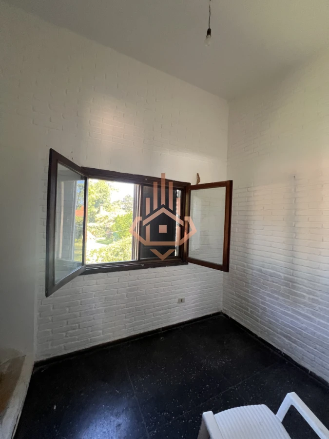 Amplia casa en Cantegril, Punta del Este. 509m2 construidos y 2000 de terreno.