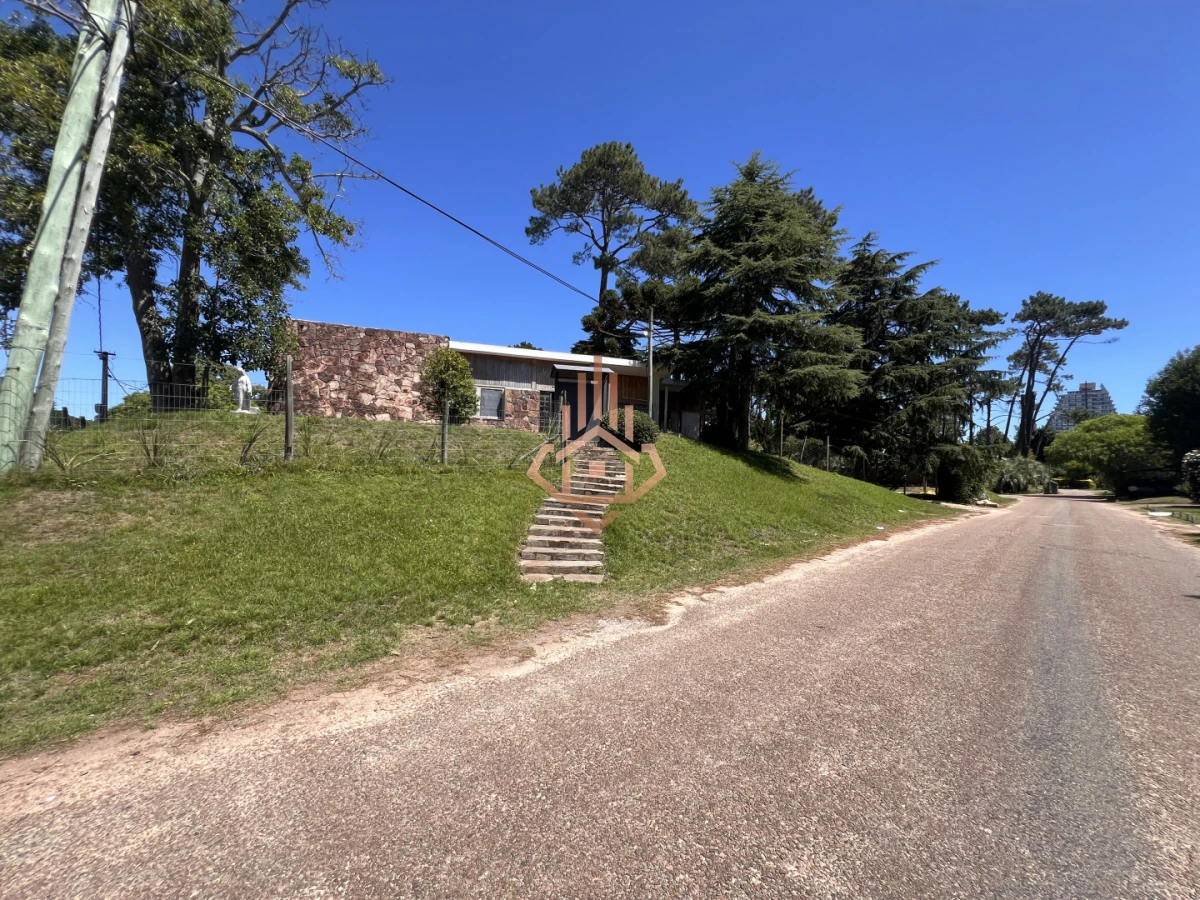 Amplia casa en Cantegril, Punta del Este. 509m2 construidos y 2000 de terreno.