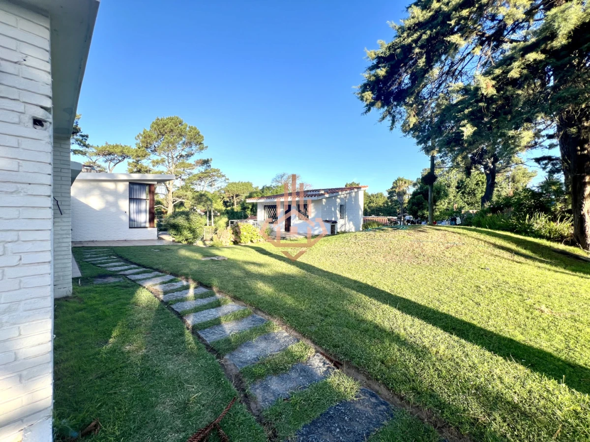 Amplia casa en Cantegril, Punta del Este. 509m2 construidos y 2000 de terreno.