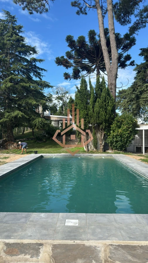 Amplia casa en Cantegril, Punta del Este. 509m2 construidos y 2000 de terreno.