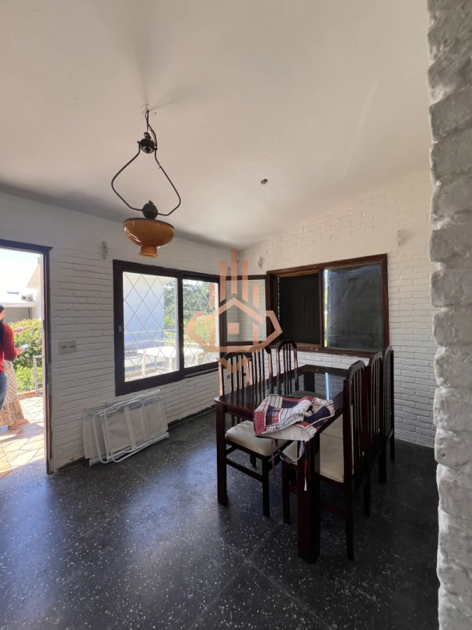 Amplia casa en Cantegril, Punta del Este. 509m2 construidos y 2000 de terreno.