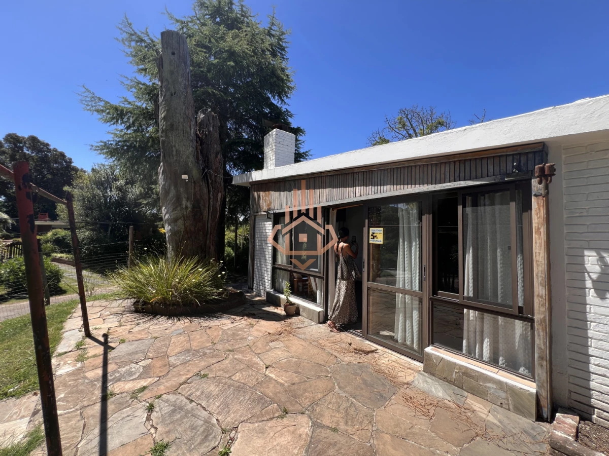 Amplia casa en Cantegril, Punta del Este. 509m2 construidos y 2000 de terreno.