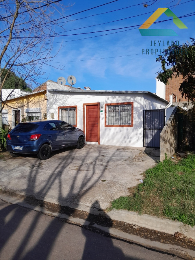 Casa ID.442 - Casa remodelada en venta, 2 dormitorios y 2 baños, con barbacoa. 