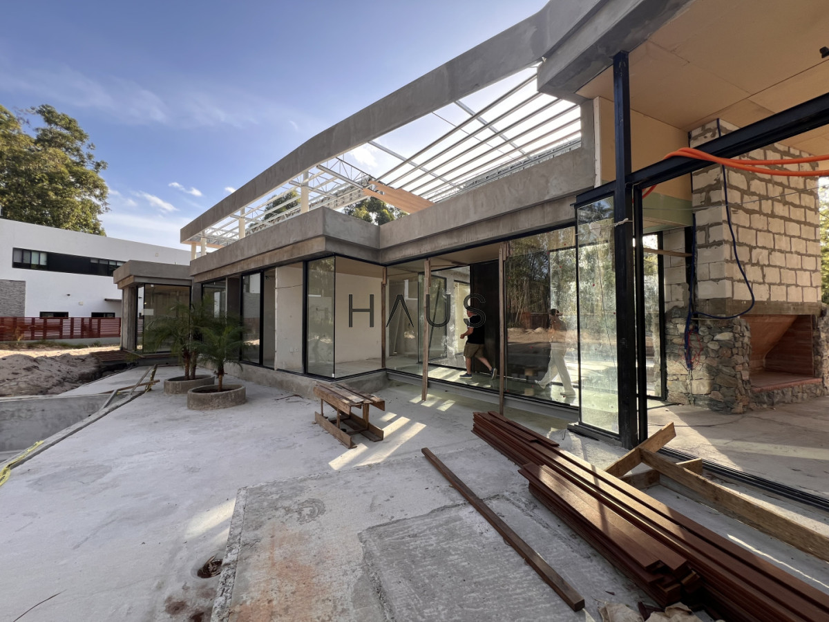 Casa ID.195 - Amplia casa de 5 dormitorios, en el exclusivo barrio privado Design Village.