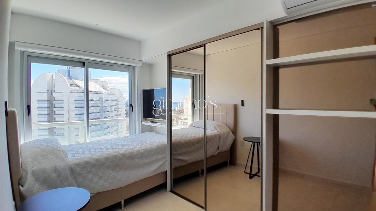 Apartamento ID.566 - Amplio apartamento en Primera línea de playa brava. PUNTA del Este. Alquiler de verano 