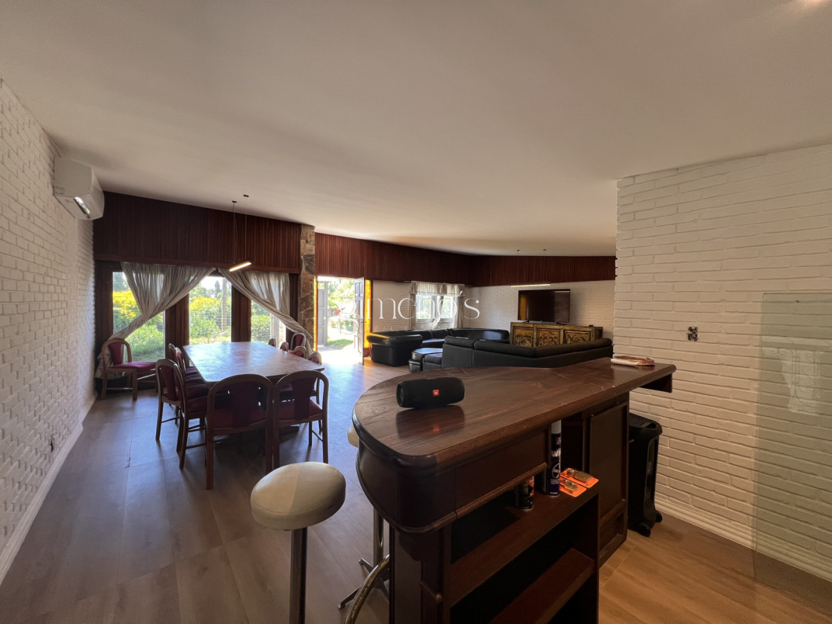 Casa ID.1235 - Amplia casa en Cantegril, Punta del Este. 509m2 construidos y 2000 de terreno.