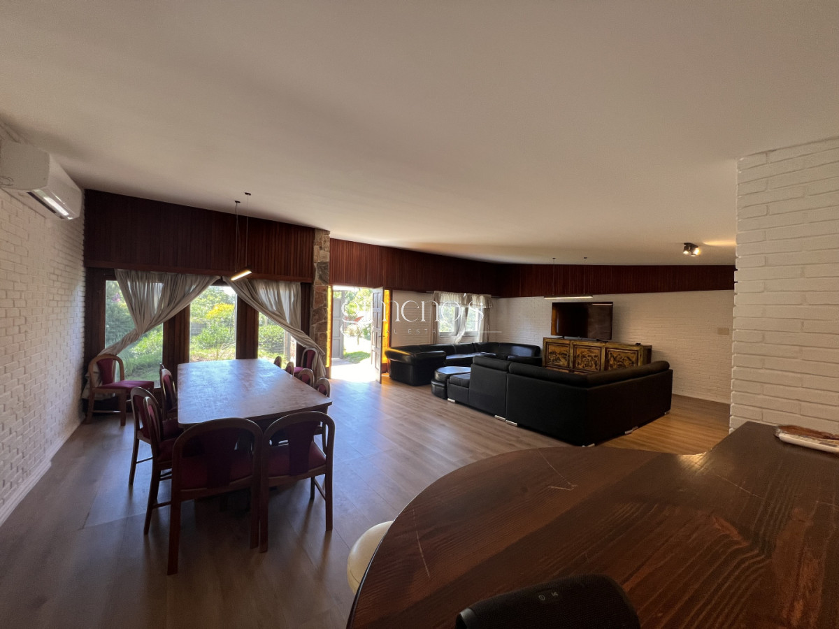 Casa ID.1235 - Amplia casa en Cantegril, Punta del Este. 509m2 construidos y 2000 de terreno.