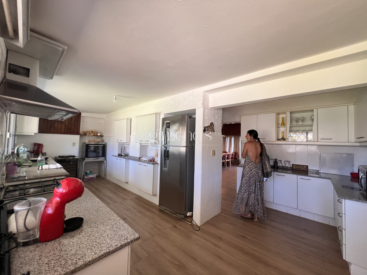Casa ID.1235 - Amplia casa en Cantegril, Punta del Este. 509m2 construidos y 2000 de terreno.