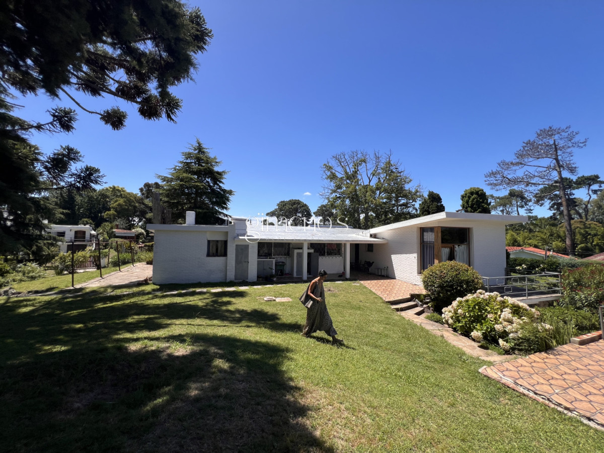 Casa ID.1235 - Amplia casa en Cantegril, Punta del Este. 509m2 construidos y 2000 de terreno.