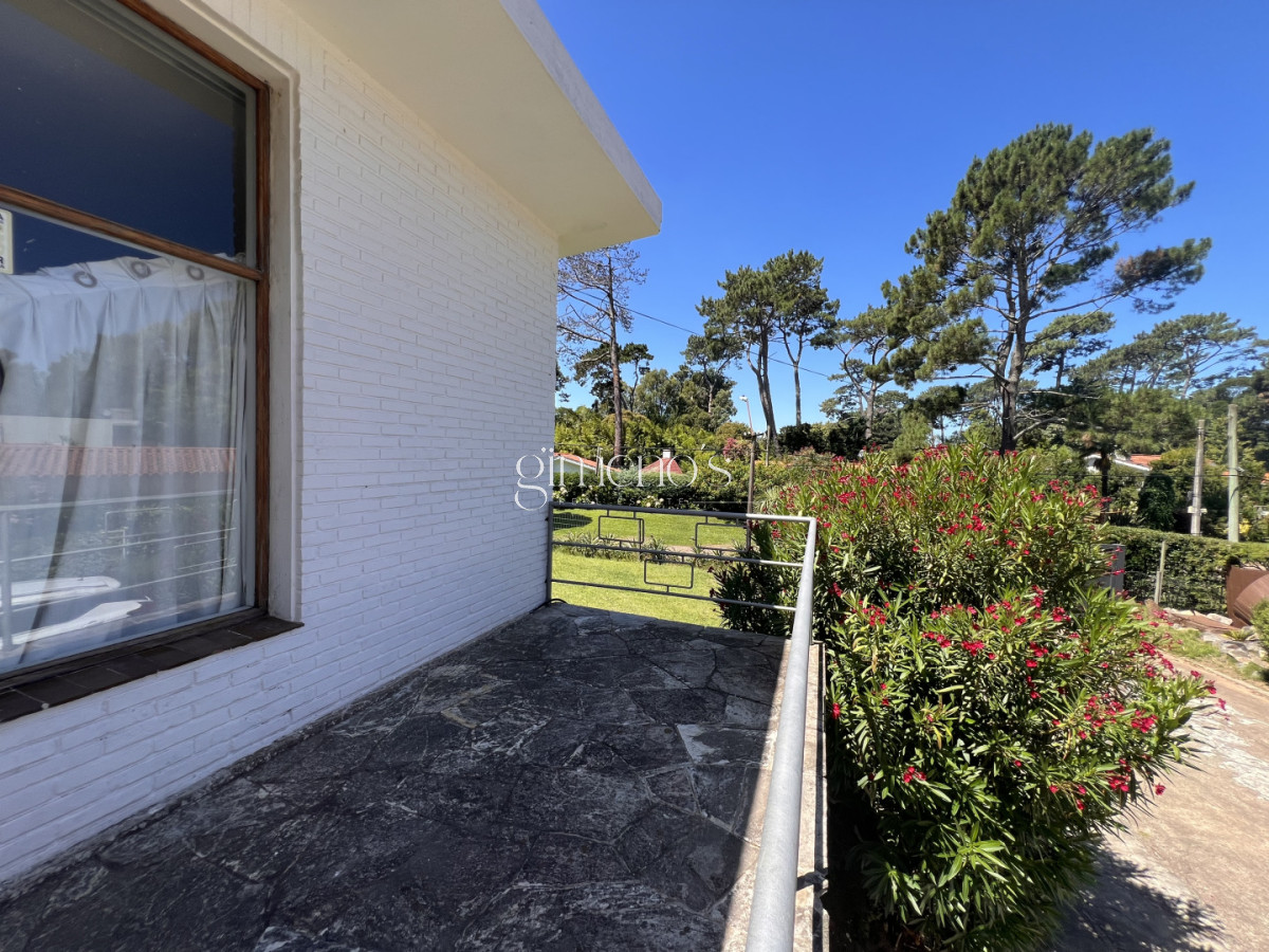 Casa ID.1235 - Amplia casa en Cantegril, Punta del Este. 509m2 construidos y 2000 de terreno.
