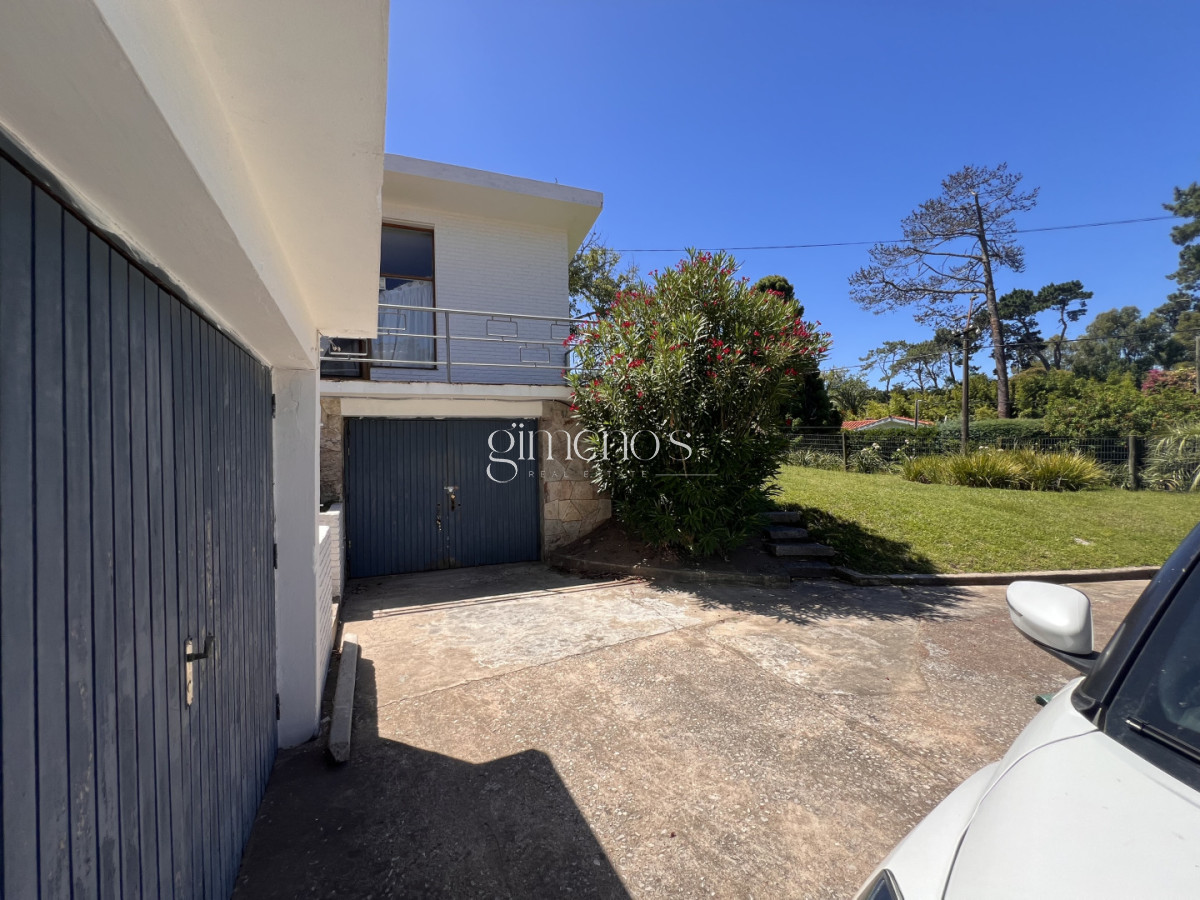 Casa ID.1235 - Amplia casa en Cantegril, Punta del Este. 509m2 construidos y 2000 de terreno.