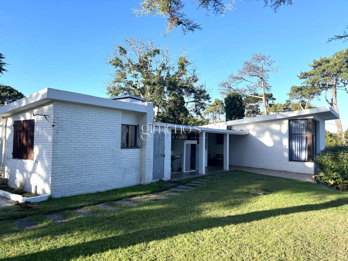 Casa ID.1235 - Amplia casa en Cantegril, Punta del Este. 509m2 construidos y 2000 de terreno.