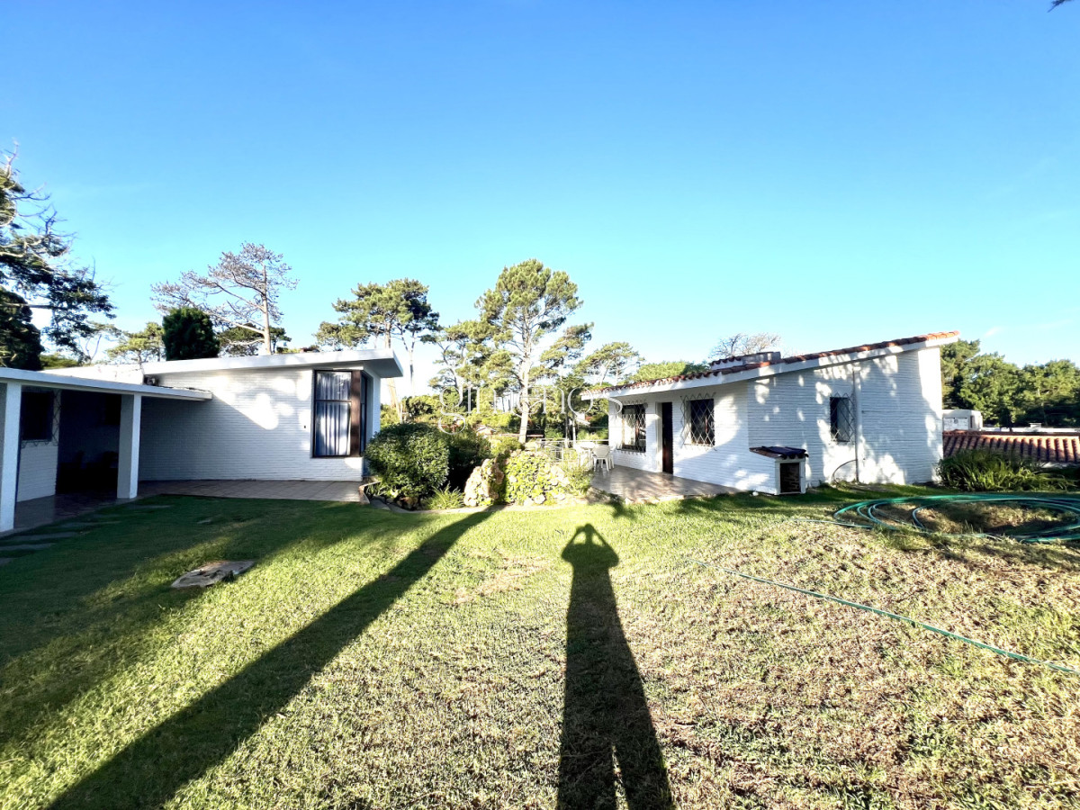 Casa ID.1235 - Amplia casa en Cantegril, Punta del Este. 509m2 construidos y 2000 de terreno.