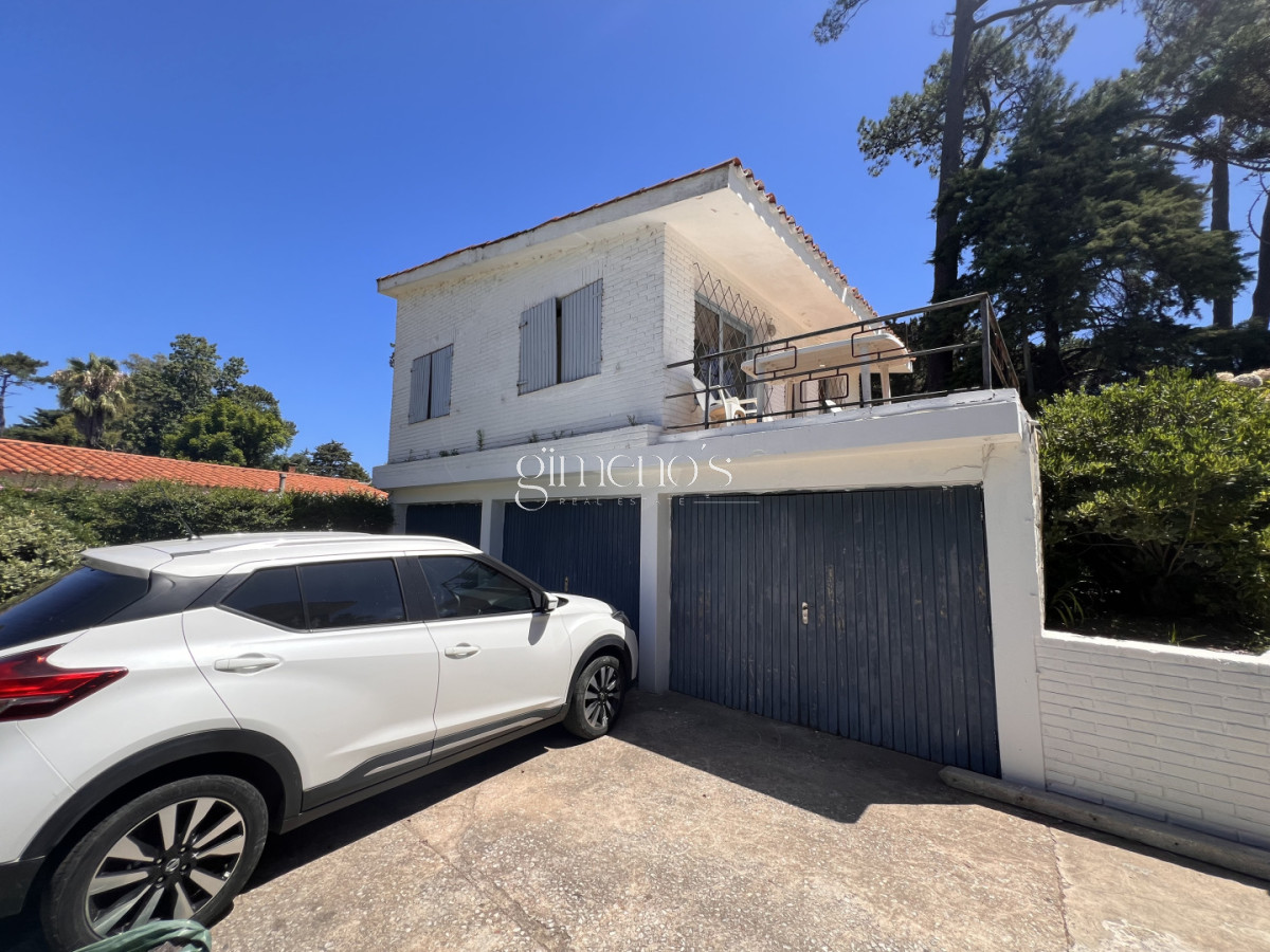 Casa ID.1235 - Amplia casa en Cantegril, Punta del Este. 509m2 construidos y 2000 de terreno.