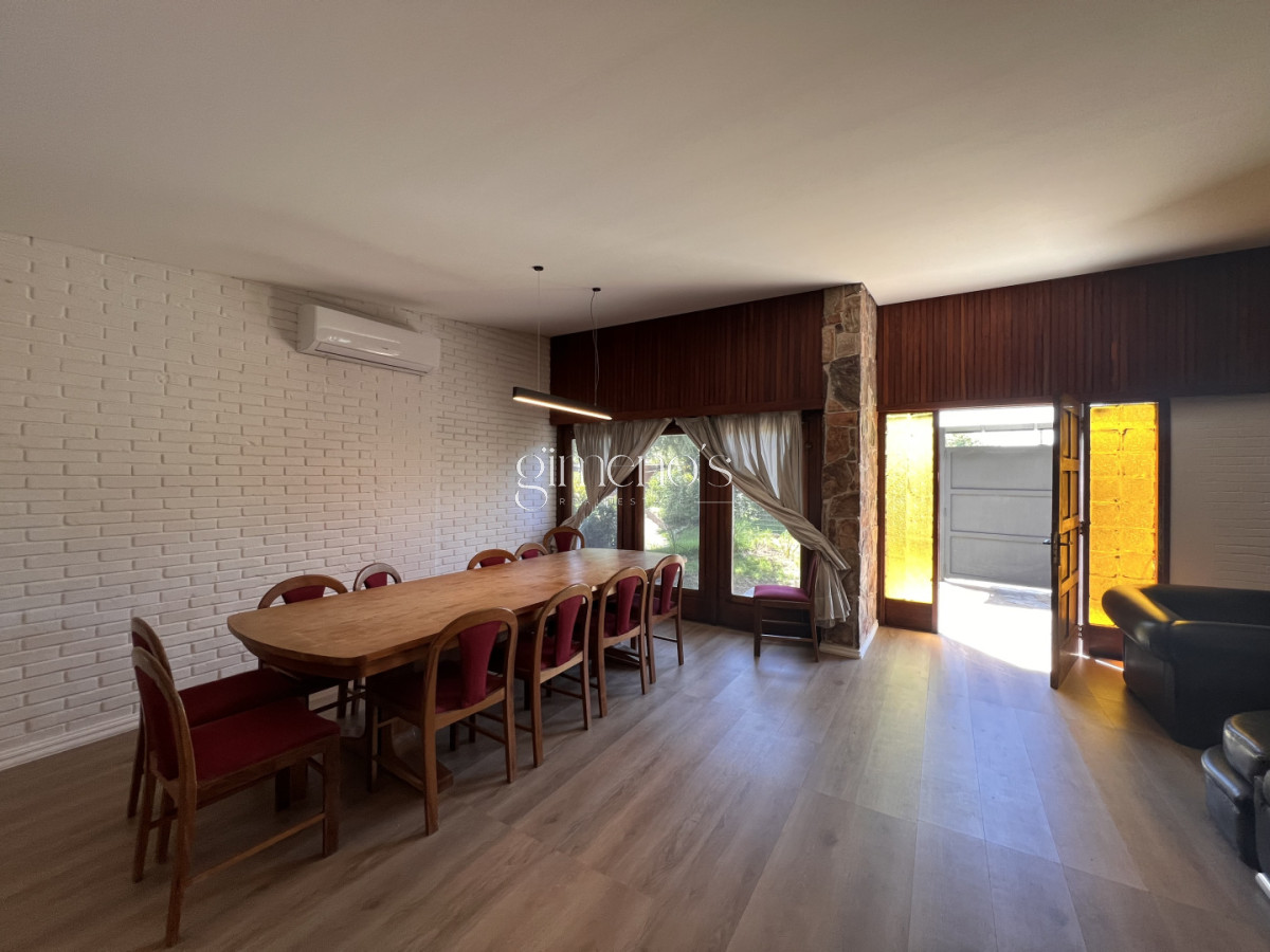 Casa ID.1235 - Amplia casa en Cantegril, Punta del Este. 509m2 construidos y 2000 de terreno.