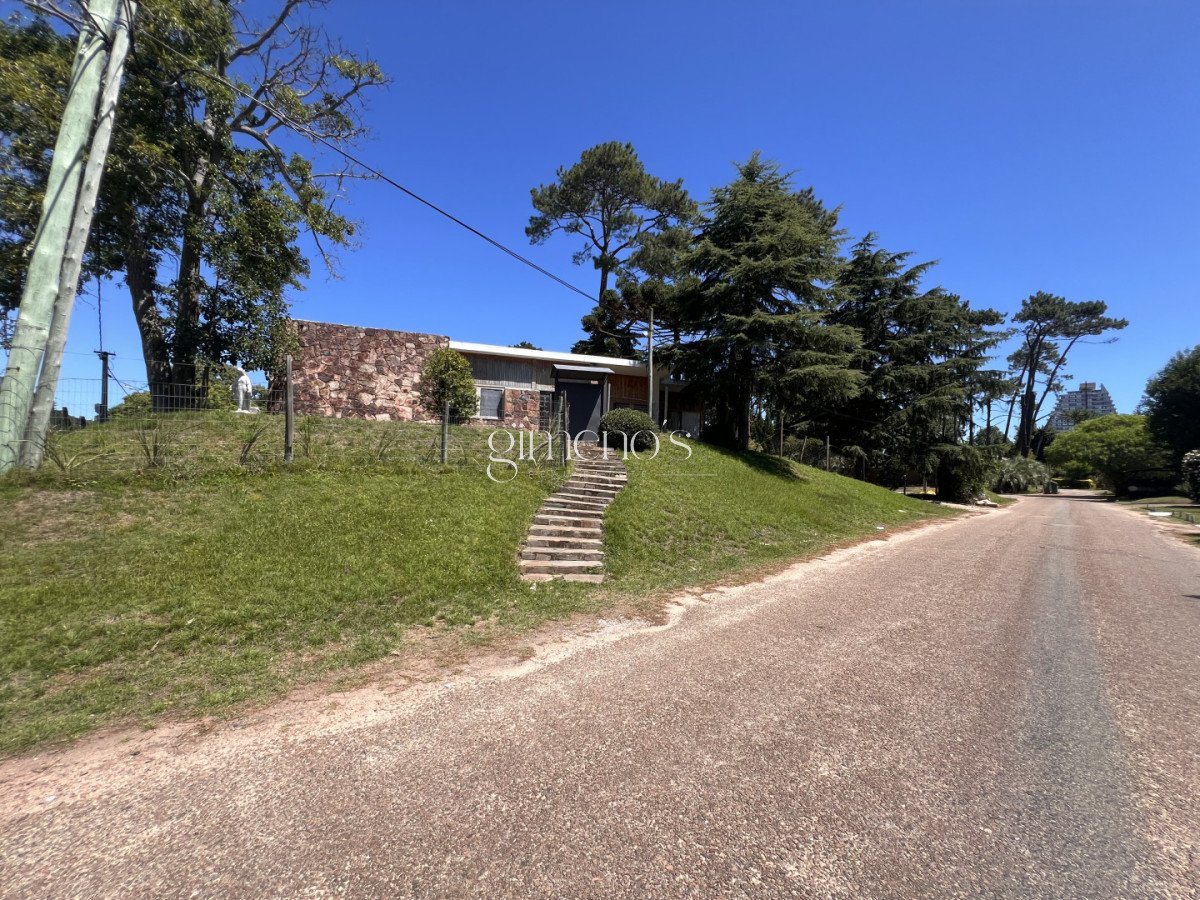 Casa ID.1235 - Amplia casa en Cantegril, Punta del Este. 509m2 construidos y 2000 de terreno.