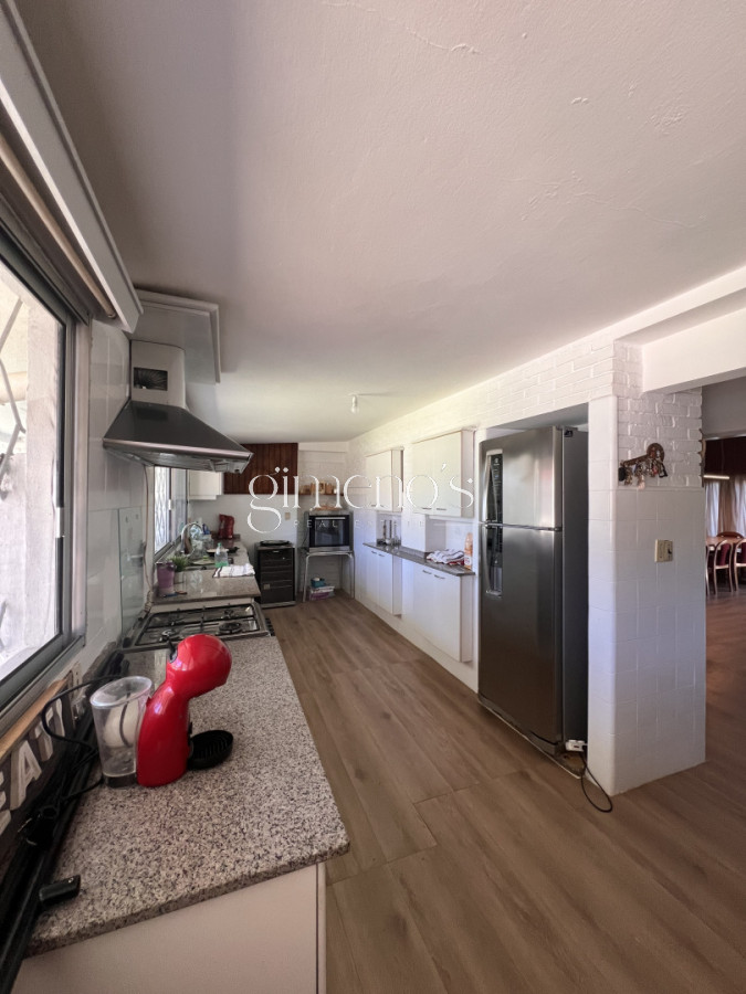 Casa ID.1235 - Amplia casa en Cantegril, Punta del Este. 509m2 construidos y 2000 de terreno.