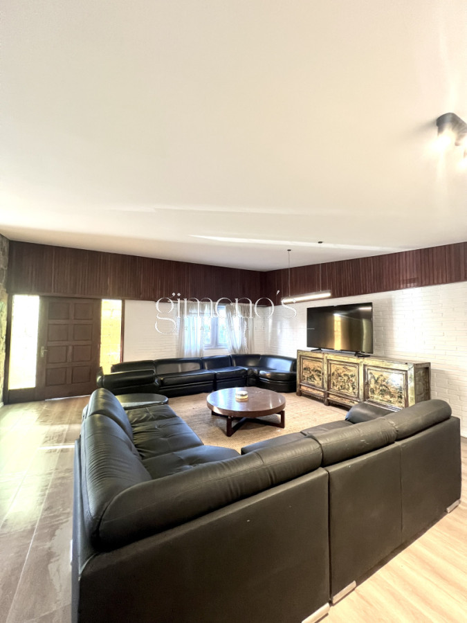 Casa ID.1235 - Amplia casa en Cantegril, Punta del Este. 509m2 construidos y 2000 de terreno.