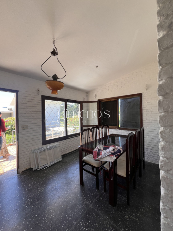 Casa ID.1235 - Amplia casa en Cantegril, Punta del Este. 509m2 construidos y 2000 de terreno.