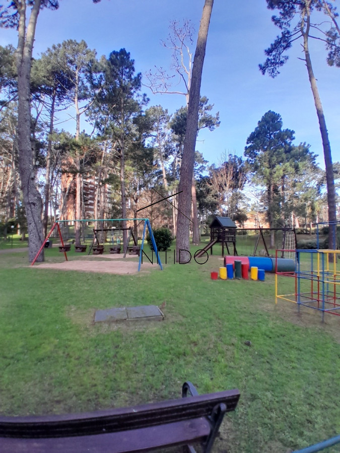 Apartamento ID.513 - Apartamento en venta de 1 dormitorio y medio. Playa mansa. Punta del Este.