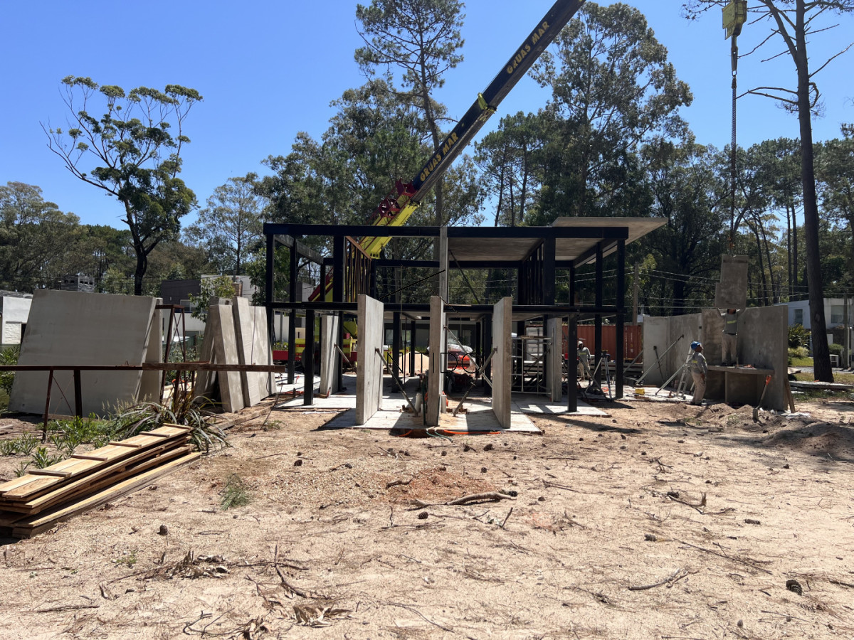 Casa ID.86 - Casa en venta en Solanas Country, construcción de hormigón armado, con piscina climatizada. 