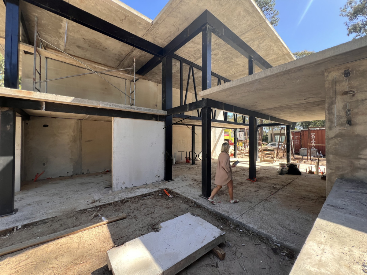 Casa ID.86 - Casa en venta en Solanas Country, construcción de hormigón armado, con piscina climatizada. 