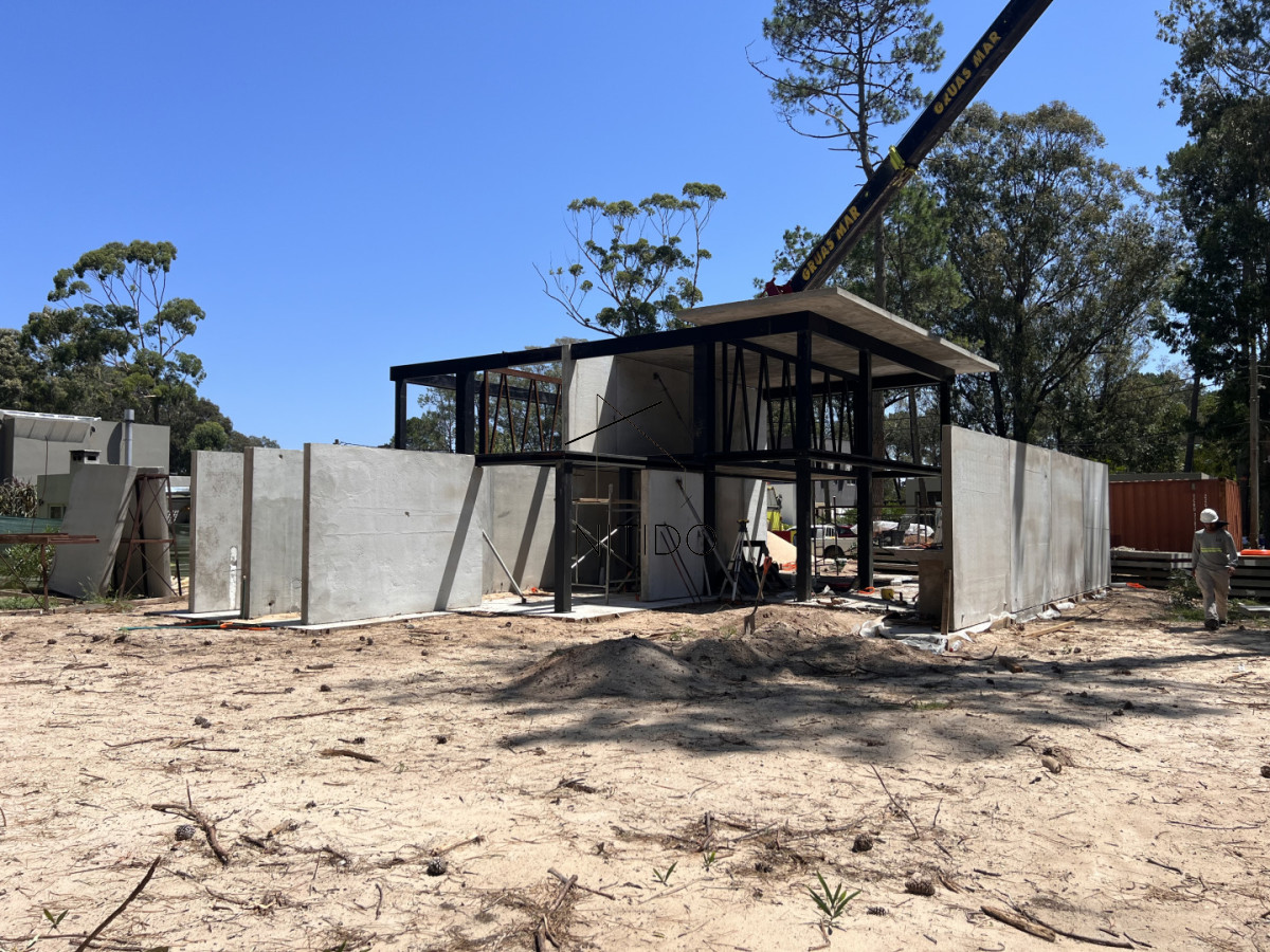 Casa ID.86 - Casa en venta en Solanas Country, construcción de hormigón armado, con piscina climatizada. 