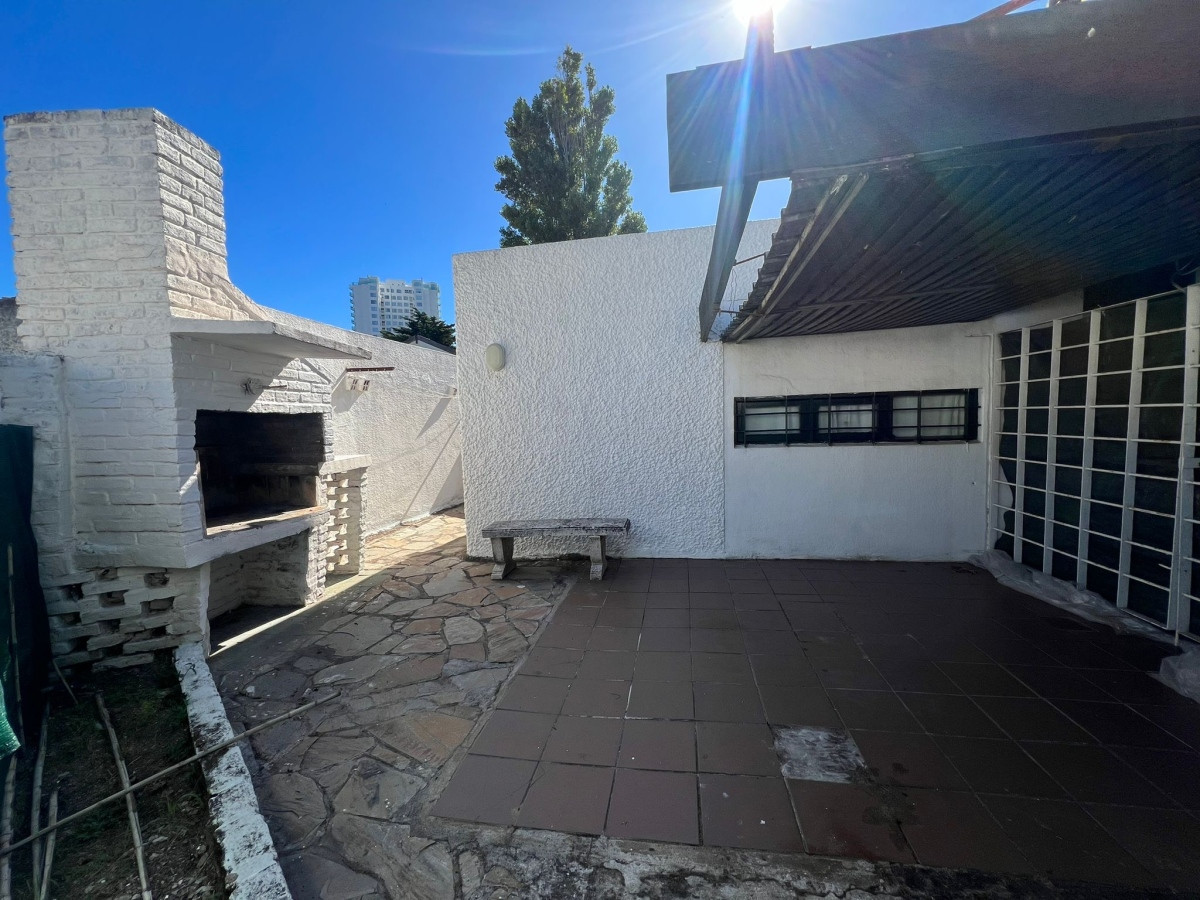 Se vende casa, en excelente ubicación.