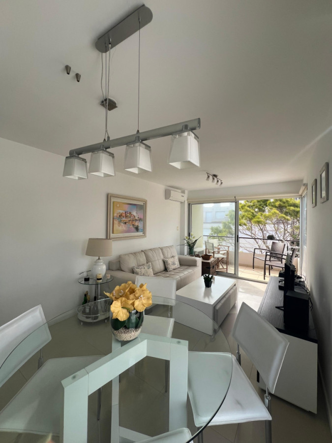 Apartamento ID.201 - Exclusivo apartamento de 2 dormitorios con parrillero propio. Punta del Este. 