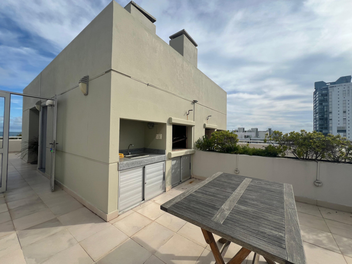 Apartamento ID.201 - Exclusivo apartamento de 2 dormitorios con parrillero propio. Punta del Este. 