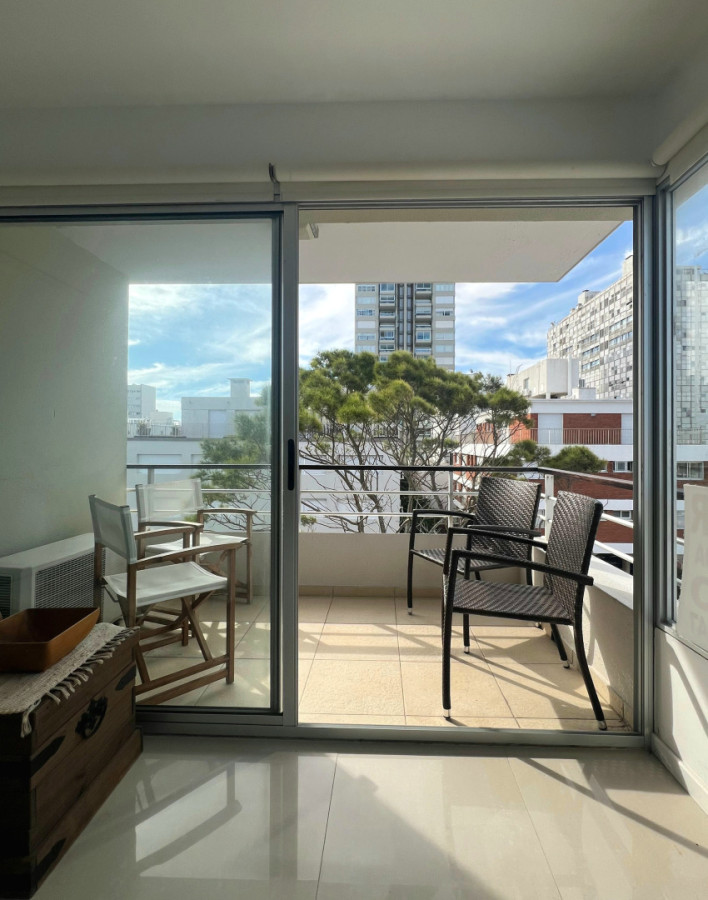 Apartamento ID.201 - Exclusivo apartamento de 2 dormitorios con parrillero propio. Punta del Este. 