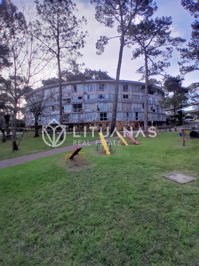 Apartamento ID.111 - Apartamento en venta de 1 dormitorio y medio. Playa mansa. Punta del Este.