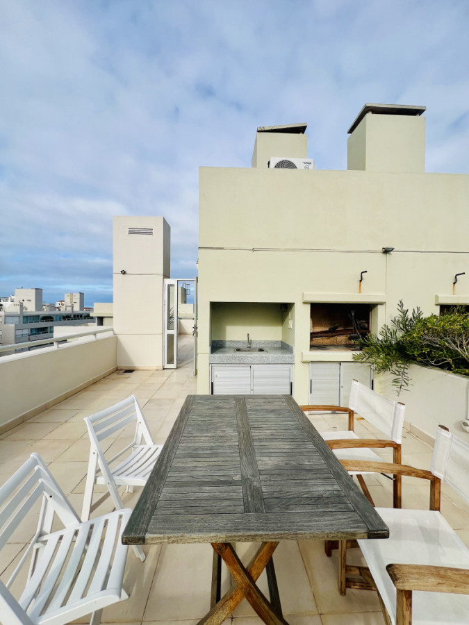 Exclusivo apartamento de 2 dormitorios con parrillero propio. Punta del Este. 