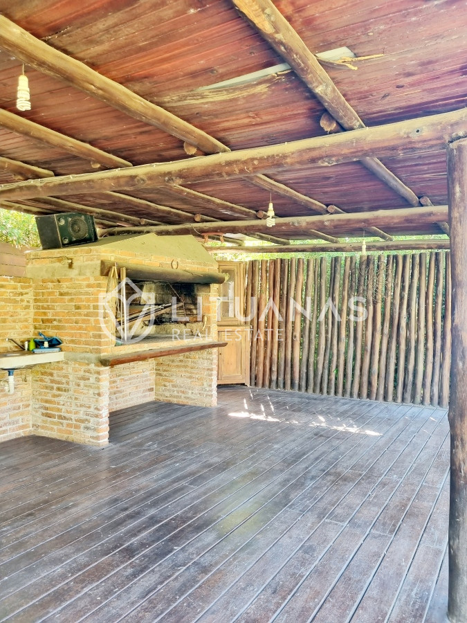 Casa ID.130 - Amplia casa de construcción tradicional, EN VENTA! 4 dormitorios. Piscina y 2 barbacoas.